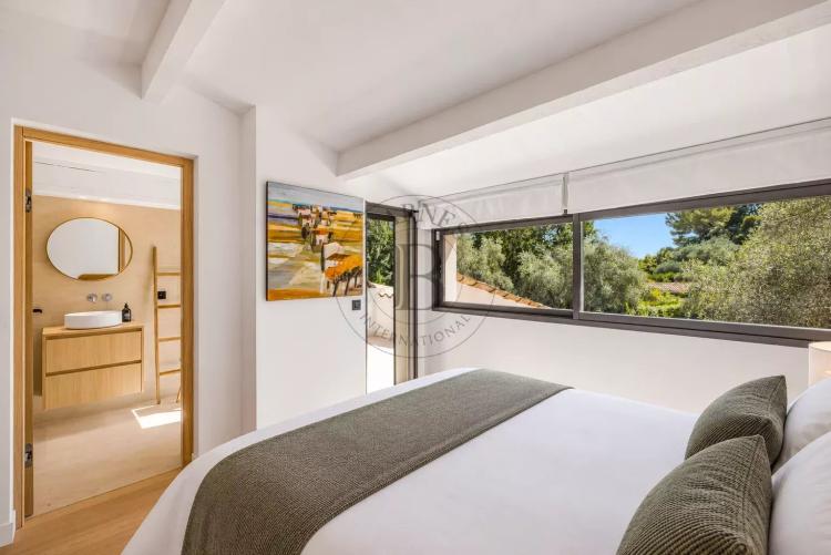 MOUGINS - VILLA RECEMMENT RENOVEE DANS UN DOMAINE CONFIDENTIEL