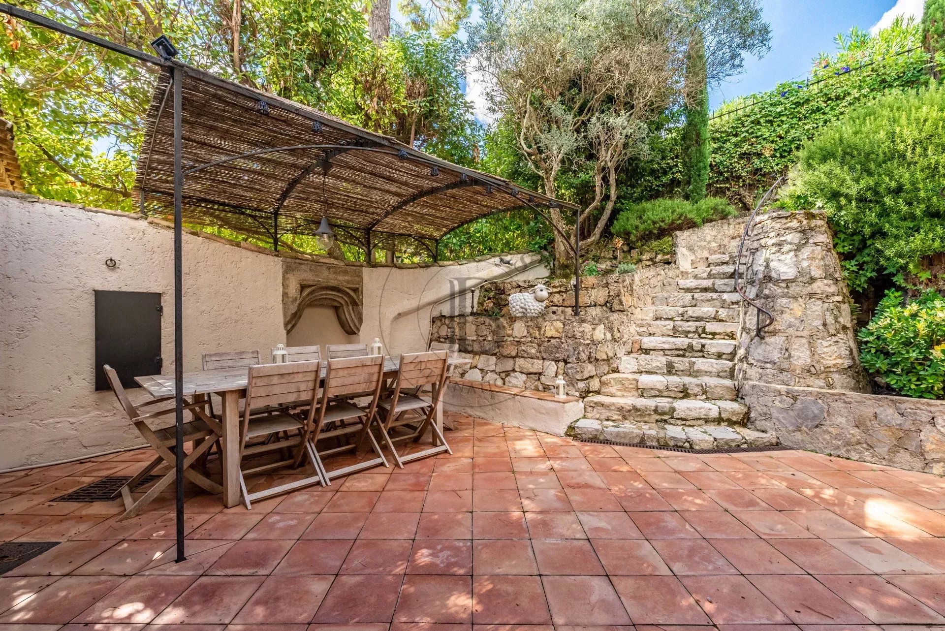 PROCHE MOUGINS - DOMAINE DE CASTELLARAS - AU CALME