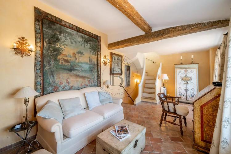 MOUGINS- MAISON DE VILLAGE