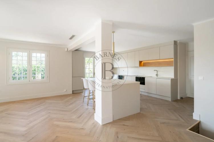 MOUGINS - VILLA - 5 CHAMBRES EN SUITE - DOMAINE SECURISE