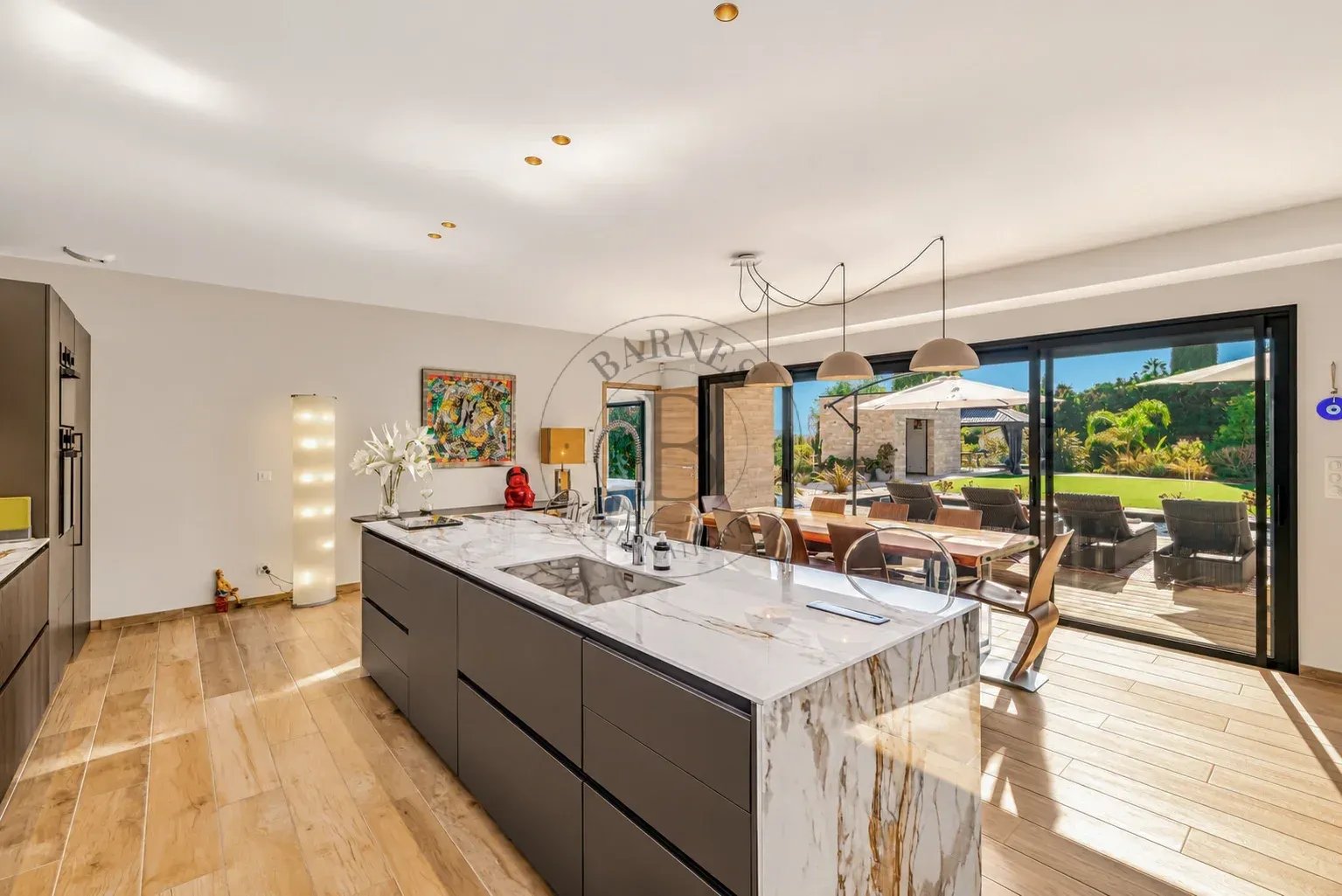 MOUGINS - VILLA CONTEMPORAINE NEUVE - AU CALME