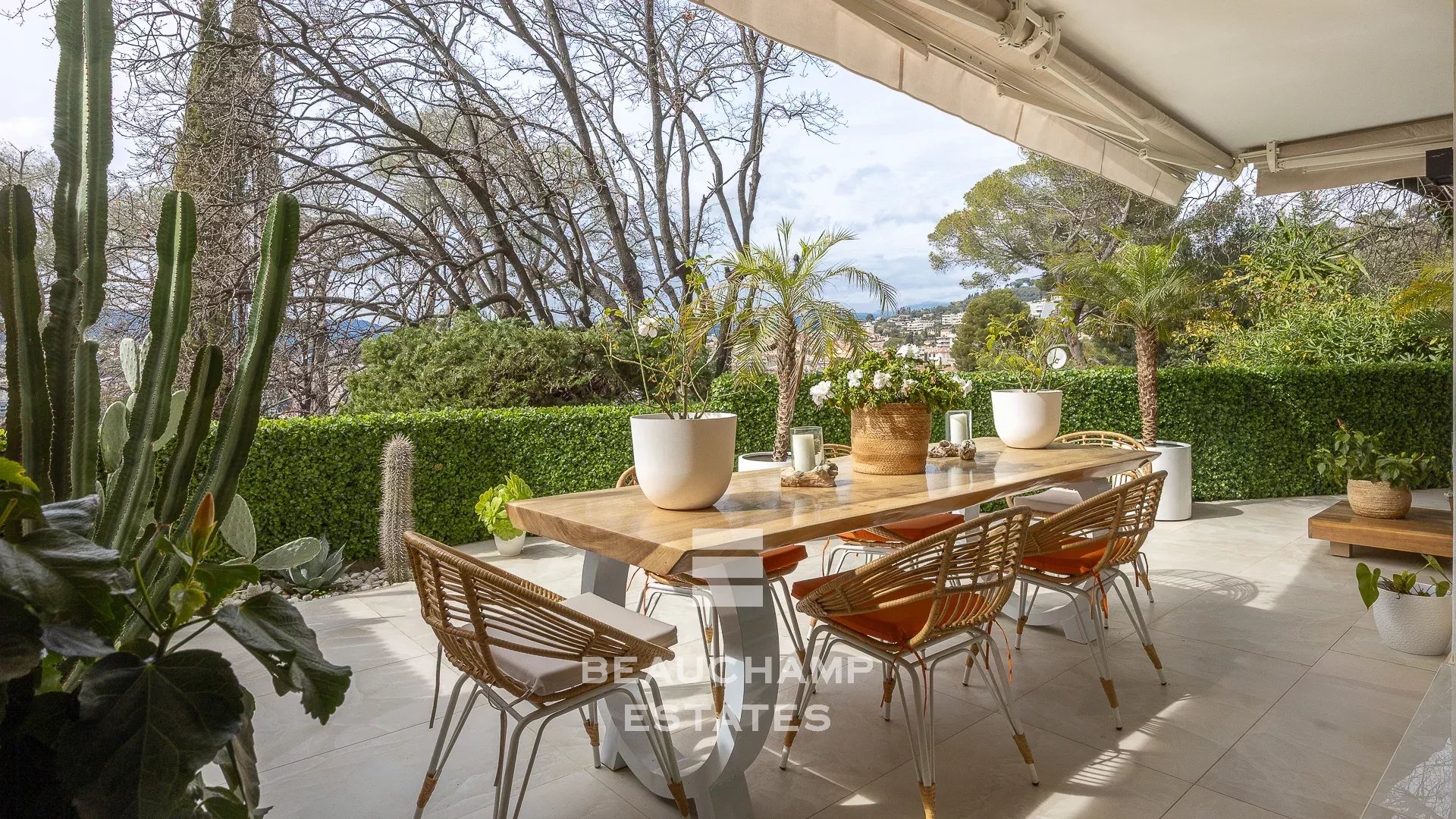 Appartement contemporain avec vue collines