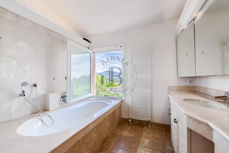 PROCHE MOUGINS –VILLA D’ARCHITECTE COUËLLE – DOMAINE DE CASTELLARAS LE VIEUX