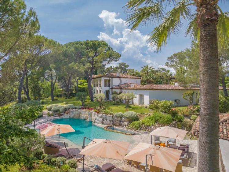 MOUGINS – VILLA AVEC PISCINE LAGON - PISCINE INTÉRIEURE ET TENNIS