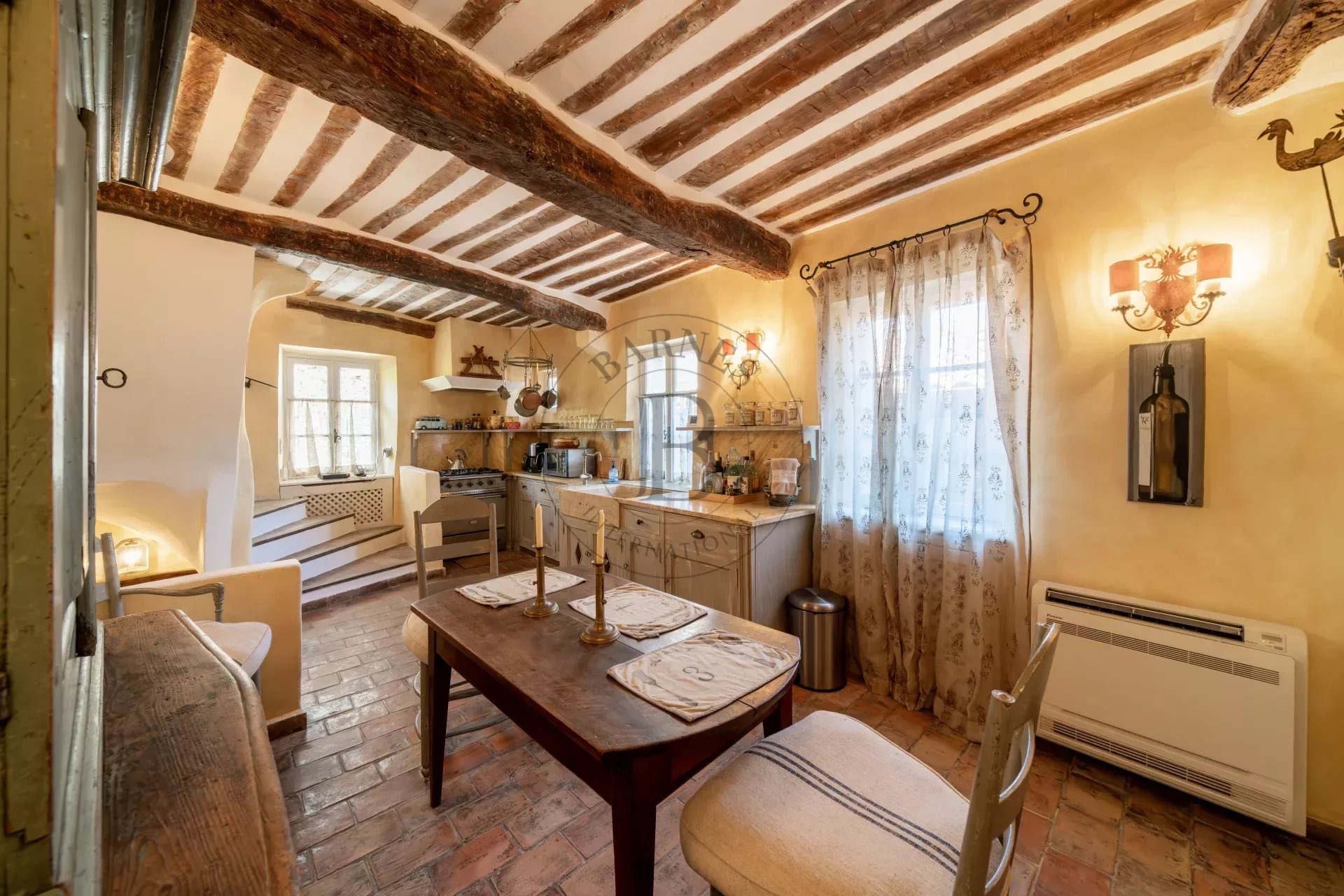 MOUGINS- MAISON DE VILLAGE