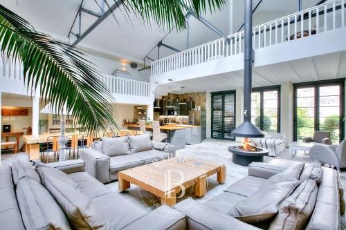 CANNES CENTRE - LOFT ATYPIQUE - HAUTEUR SOUS PLAFOND