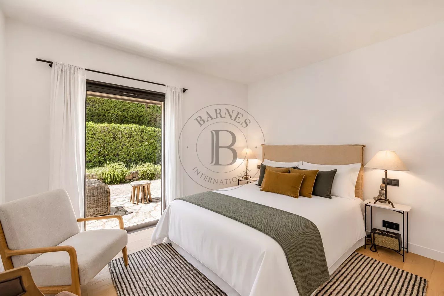 MOUGINS - VILLA RECEMMENT RENOVEE DANS UN DOMAINE CONFIDENTIEL