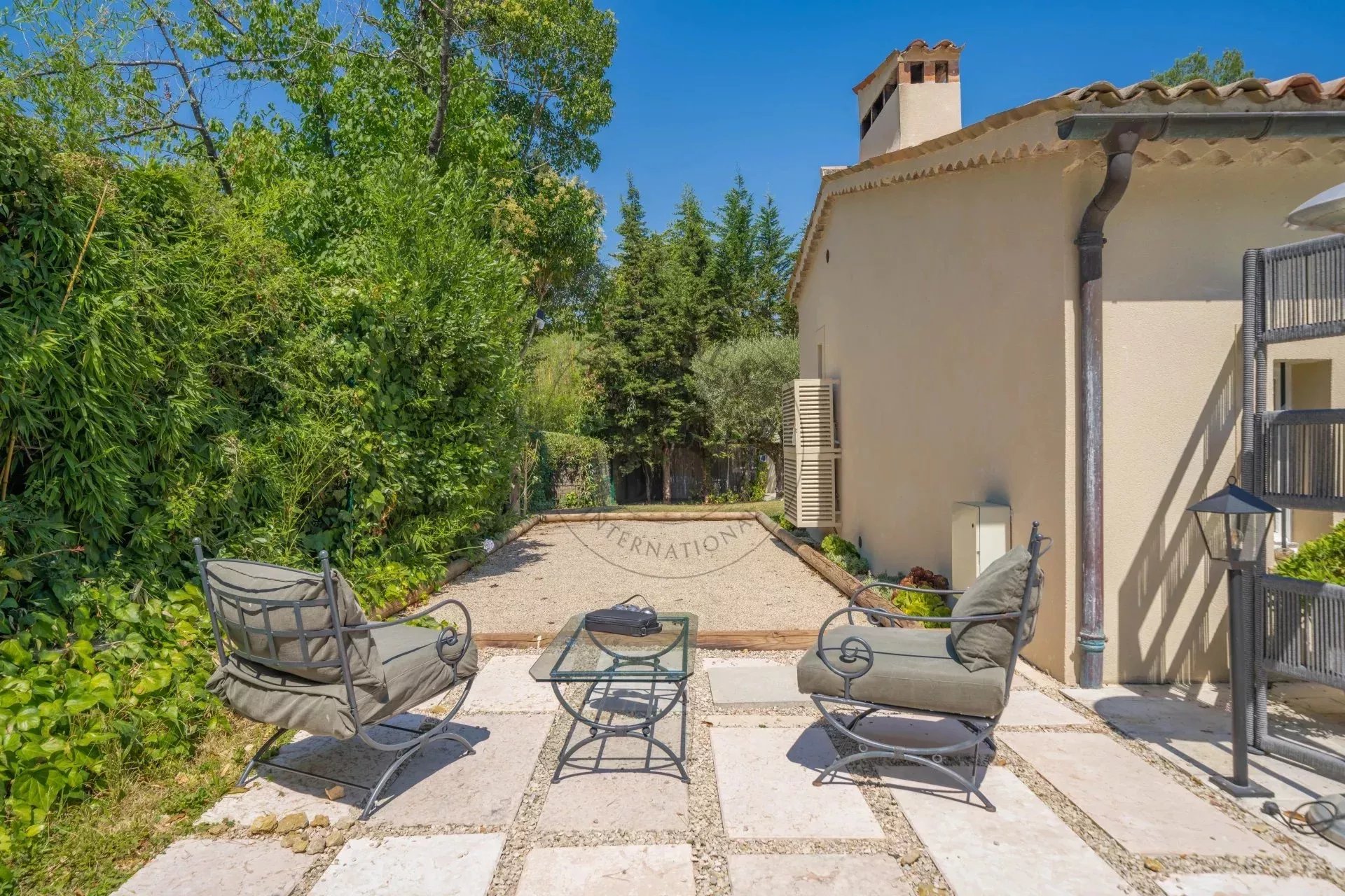 MOUGINS - VILLA DE CHARME - PROCHE DE L'ETANG