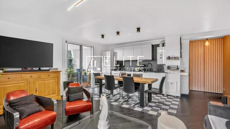 Appartement 3 pièces rénové avec terrasse — Dernier étage