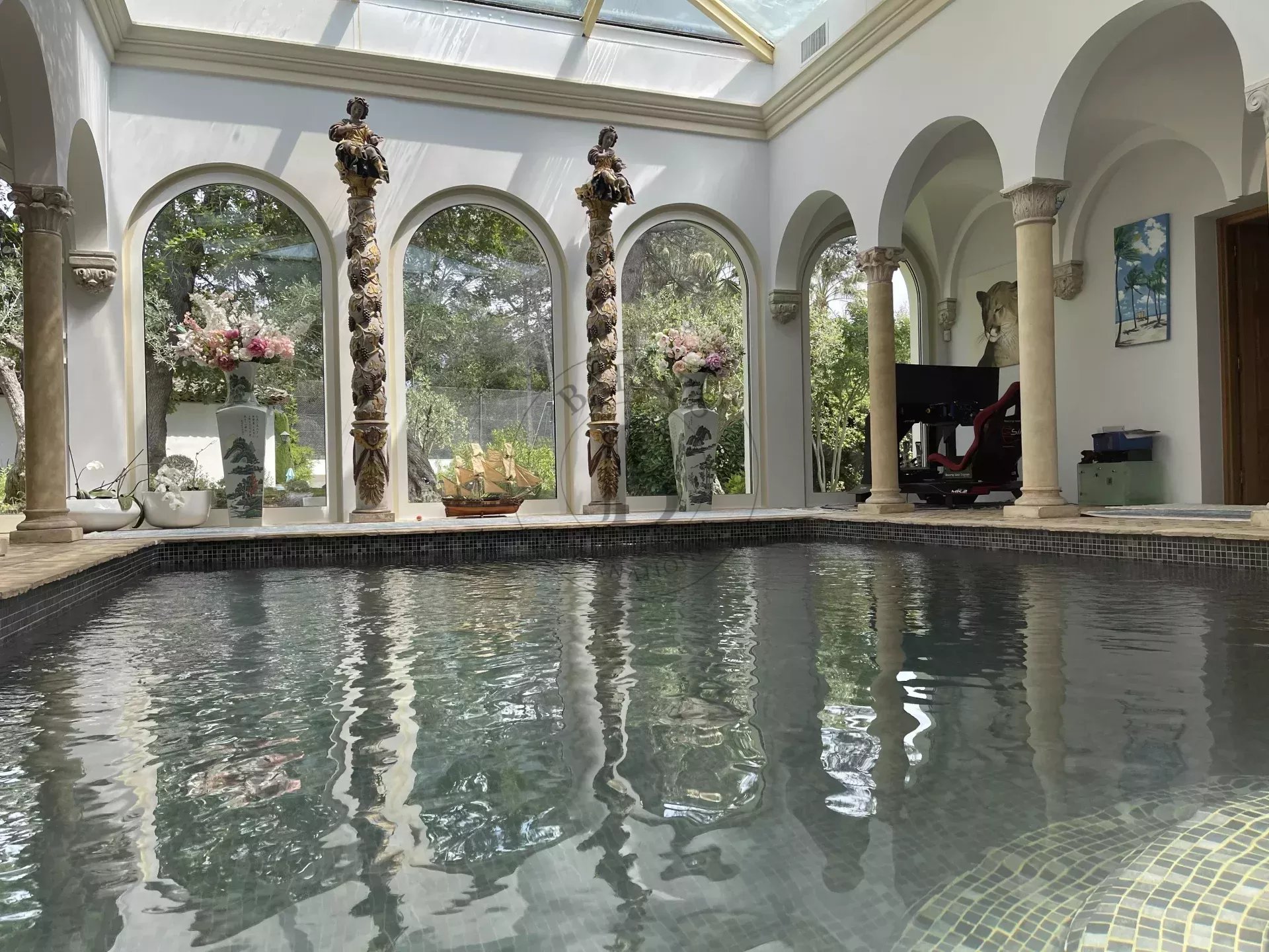 MOUGINS – VILLA AVEC PISCINE LAGON - PISCINE INTÉRIEURE ET TENNIS