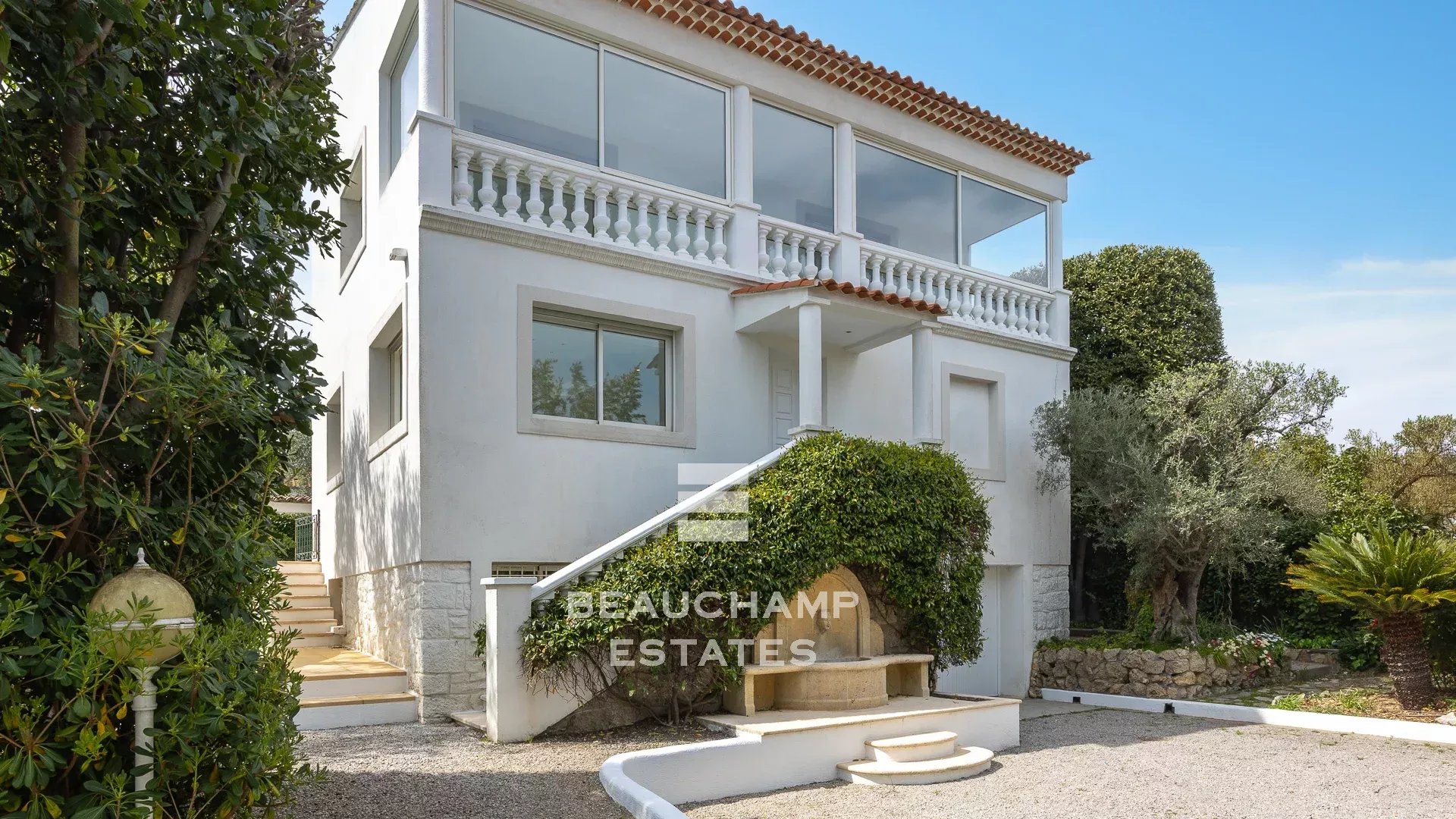 Villa contemporaine avec jardin et piscine au centre-ville