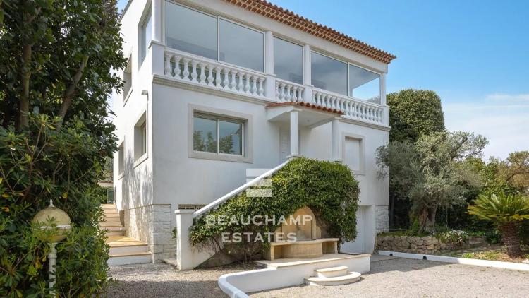 Villa contemporaine avec jardin et piscine au centre-ville
