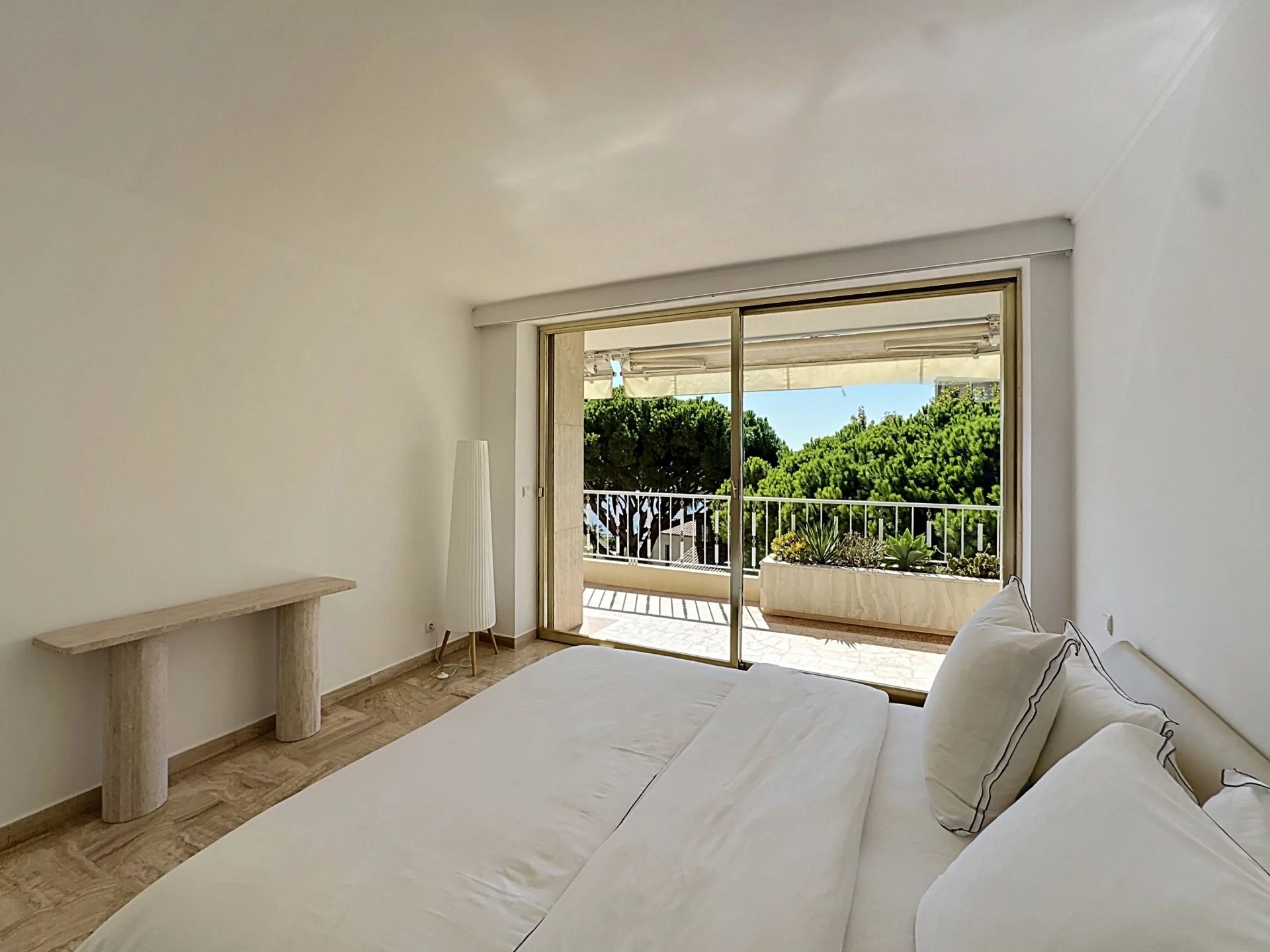 CANNES PALM BEACH – GRAND 2 PIÈCES FACE À LA MER – ACCÈS DIRECT PLAGE
