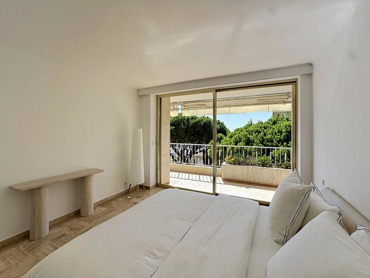 CANNES PALM BEACH – GRAND 2 PIÈCES FACE À LA MER – ACCÈS DIRECT PLAGE