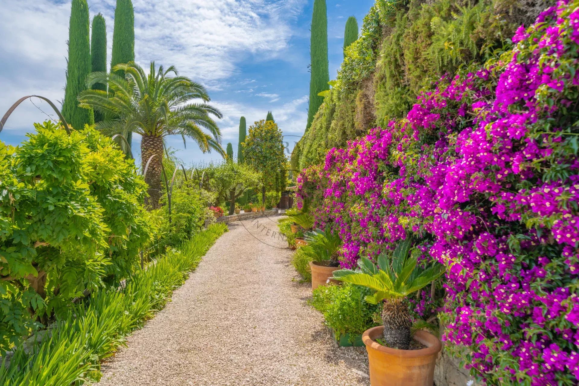 MOUGINS – VILLA EN PIERRE – VUE COLLINES ET MER