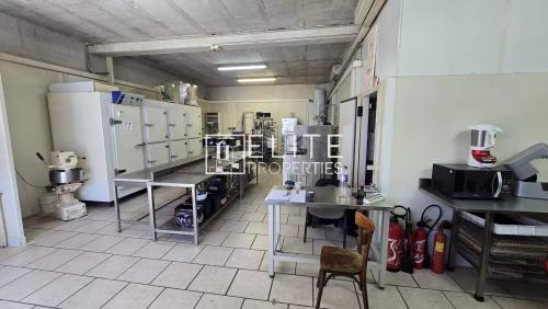 LOCAL COMMERCIAL DE 144m² – RDC – MOUGINS