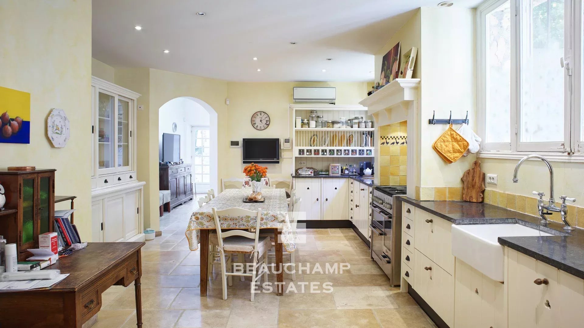 Bastide en pierre 6 chambres avec vue mer panoramique dans un domaine fermé à Mougins