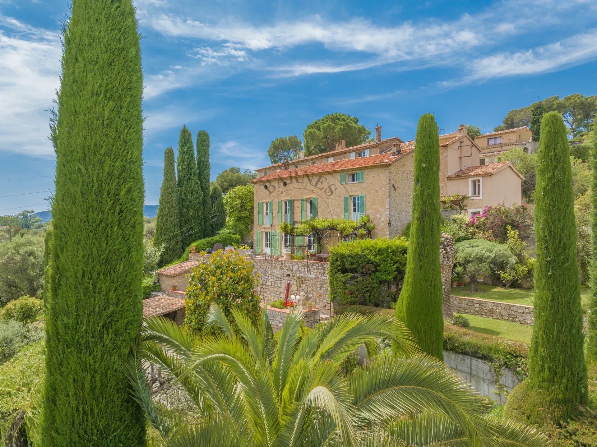 MOUGINS – VILLA EN PIERRE – VUE COLLINES ET MER