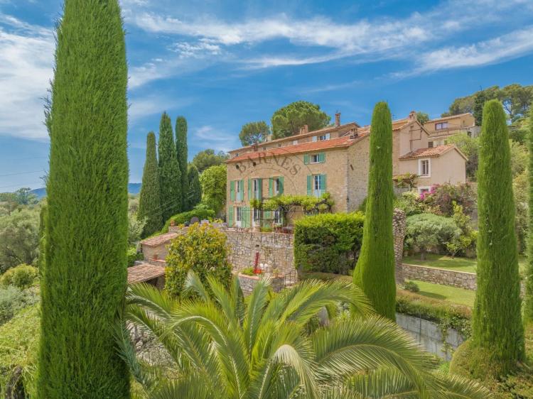 MOUGINS – VILLA EN PIERRE – VUE COLLINES ET MER