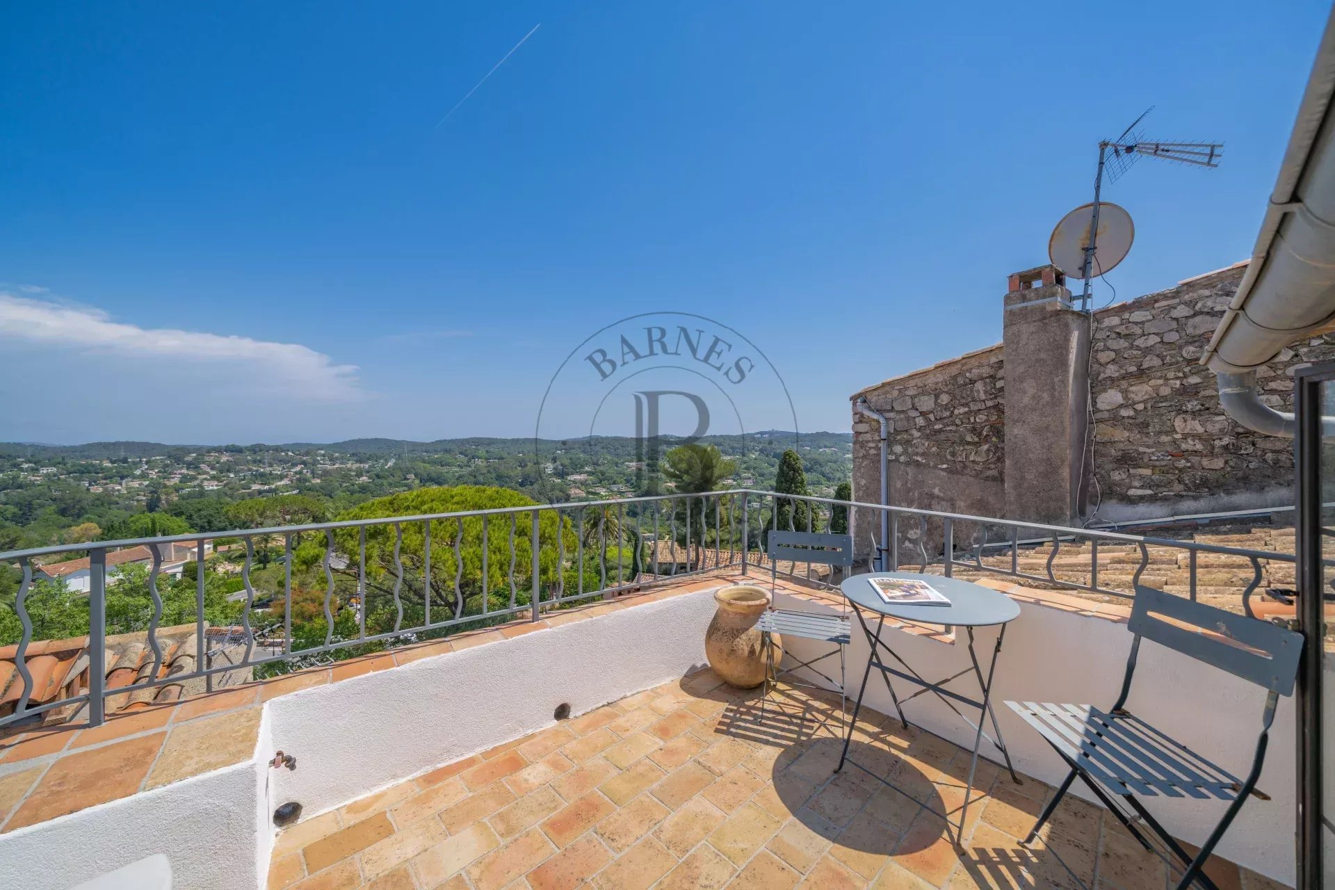 MOUGINS- MAISON DE VILLAGE