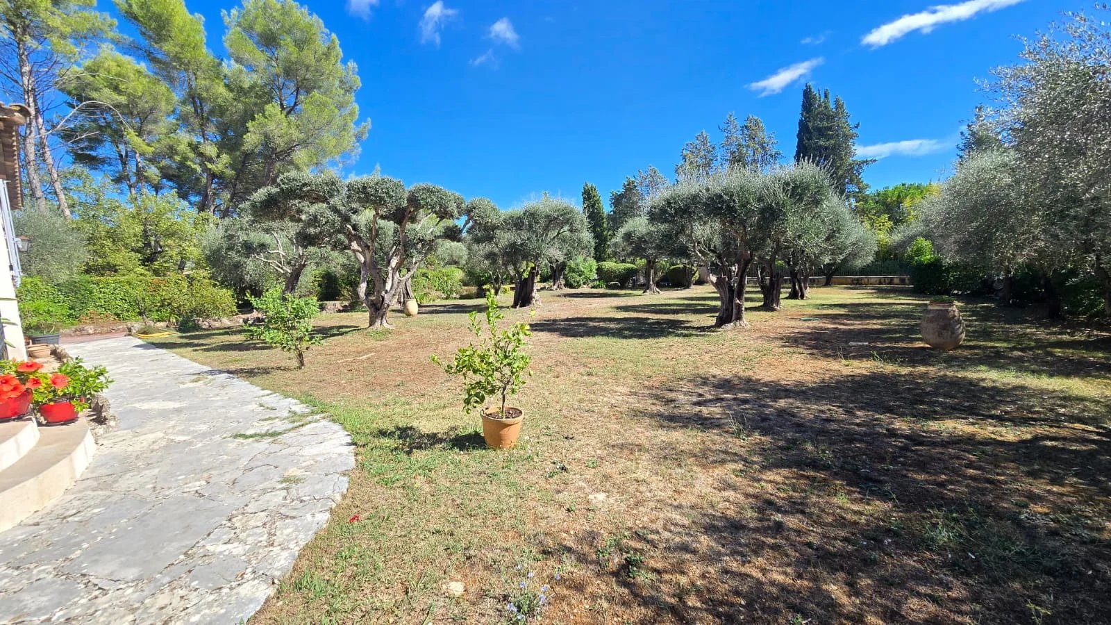MAISON 5 PIÈCES 135 m² + PISCINE & DOUBLE GARAGE – TERRAIN 3 300 m²