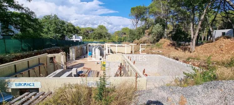 TERRAIN CONSTRUCTIBLE 2777m² MOUANS-SARTOUX
