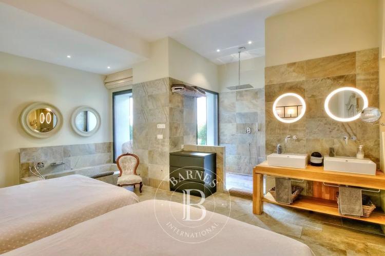CANNES CENTRE - LOFT ATYPIQUE - HAUTEUR SOUS PLAFOND