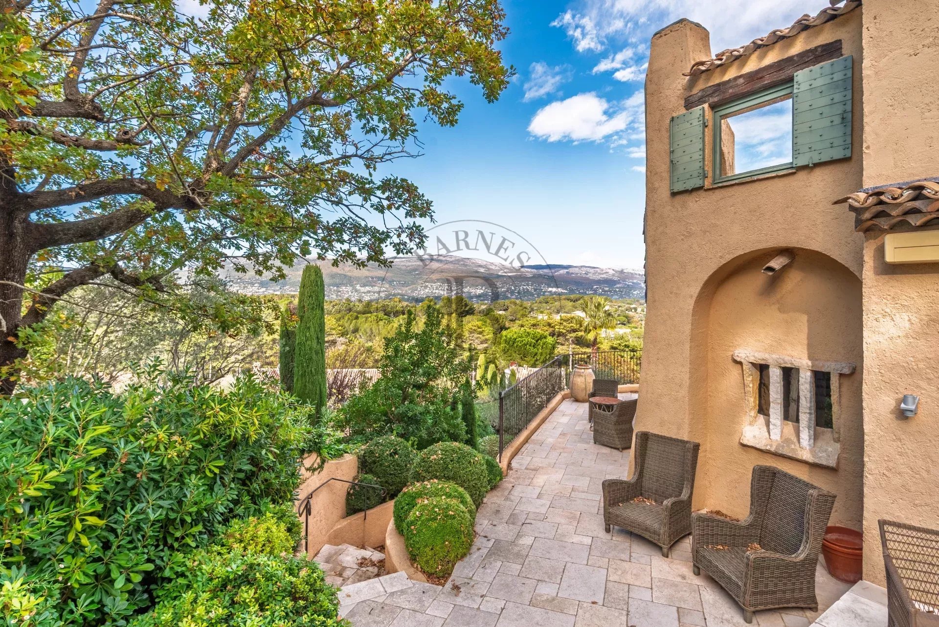 PROCHE MOUGINS – DOMAINE DE CASTELLARAS – VILLA COUELLE