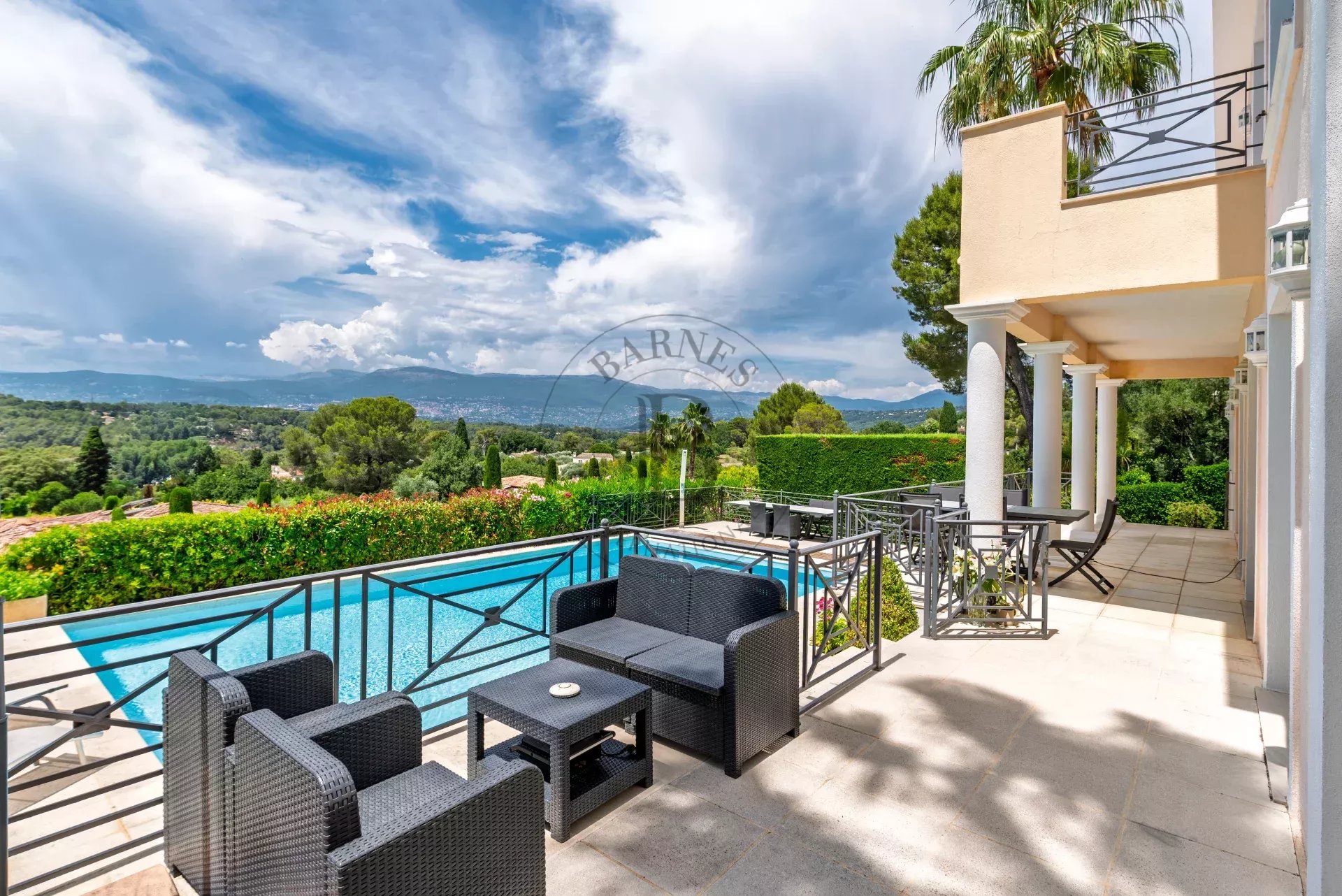 MOUGINS - VILLA AVEC VUE DANS DOMAINE SECURISE