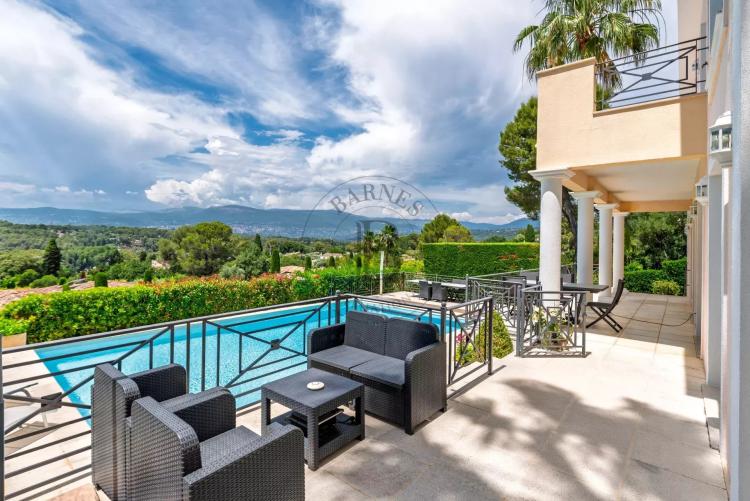 MOUGINS - VILLA AVEC VUE DANS DOMAINE SECURISE