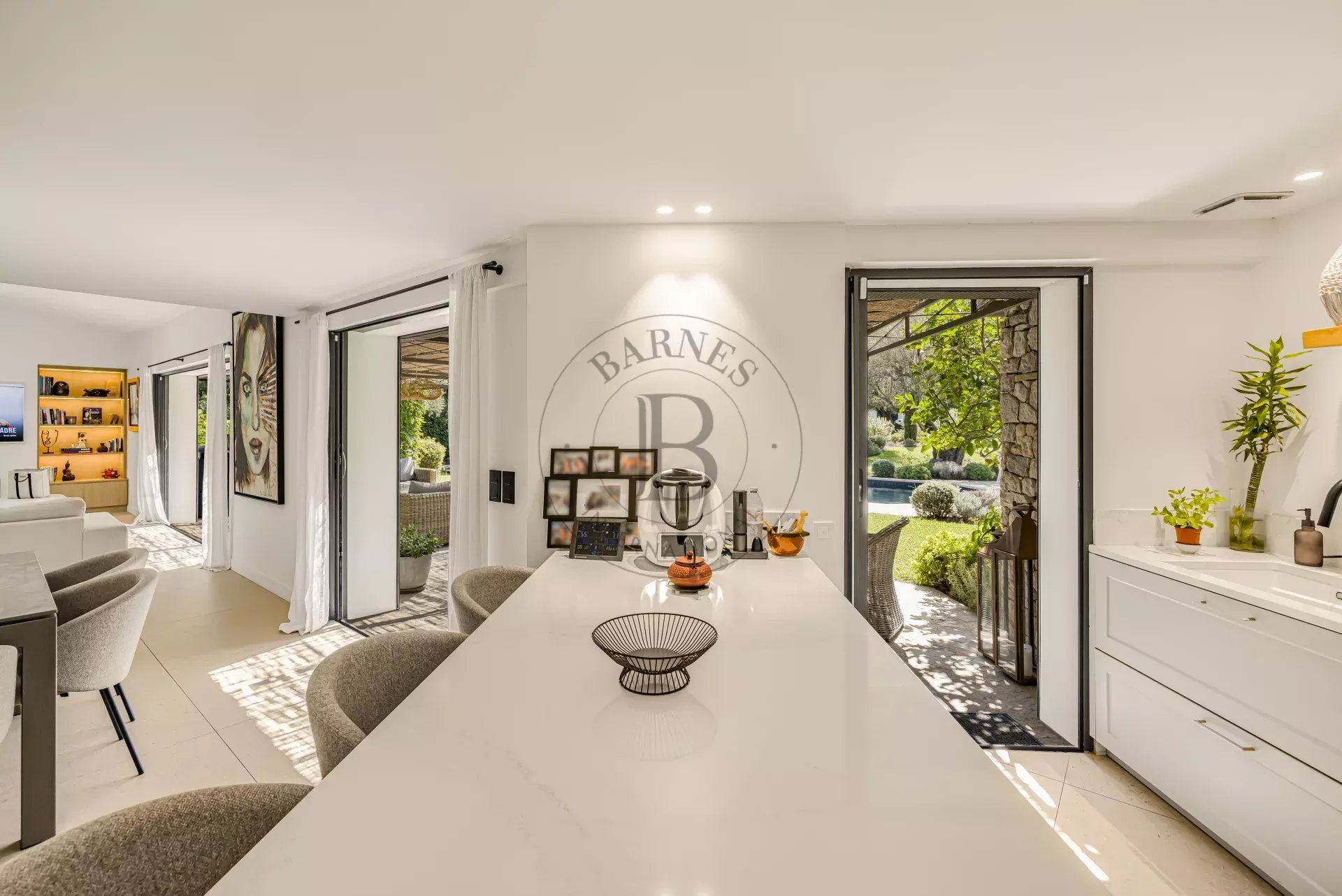 MOUGINS - VILLA RECEMMENT RENOVEE DANS UN DOMAINE CONFIDENTIEL