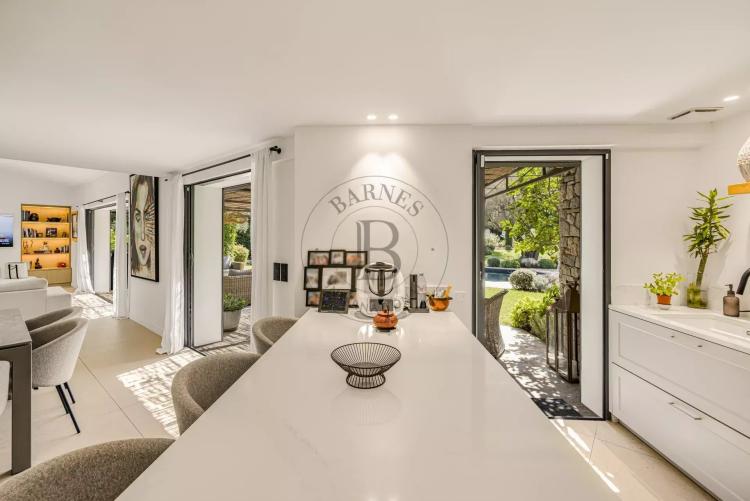 MOUGINS - VILLA RECEMMENT RENOVEE DANS UN DOMAINE CONFIDENTIEL