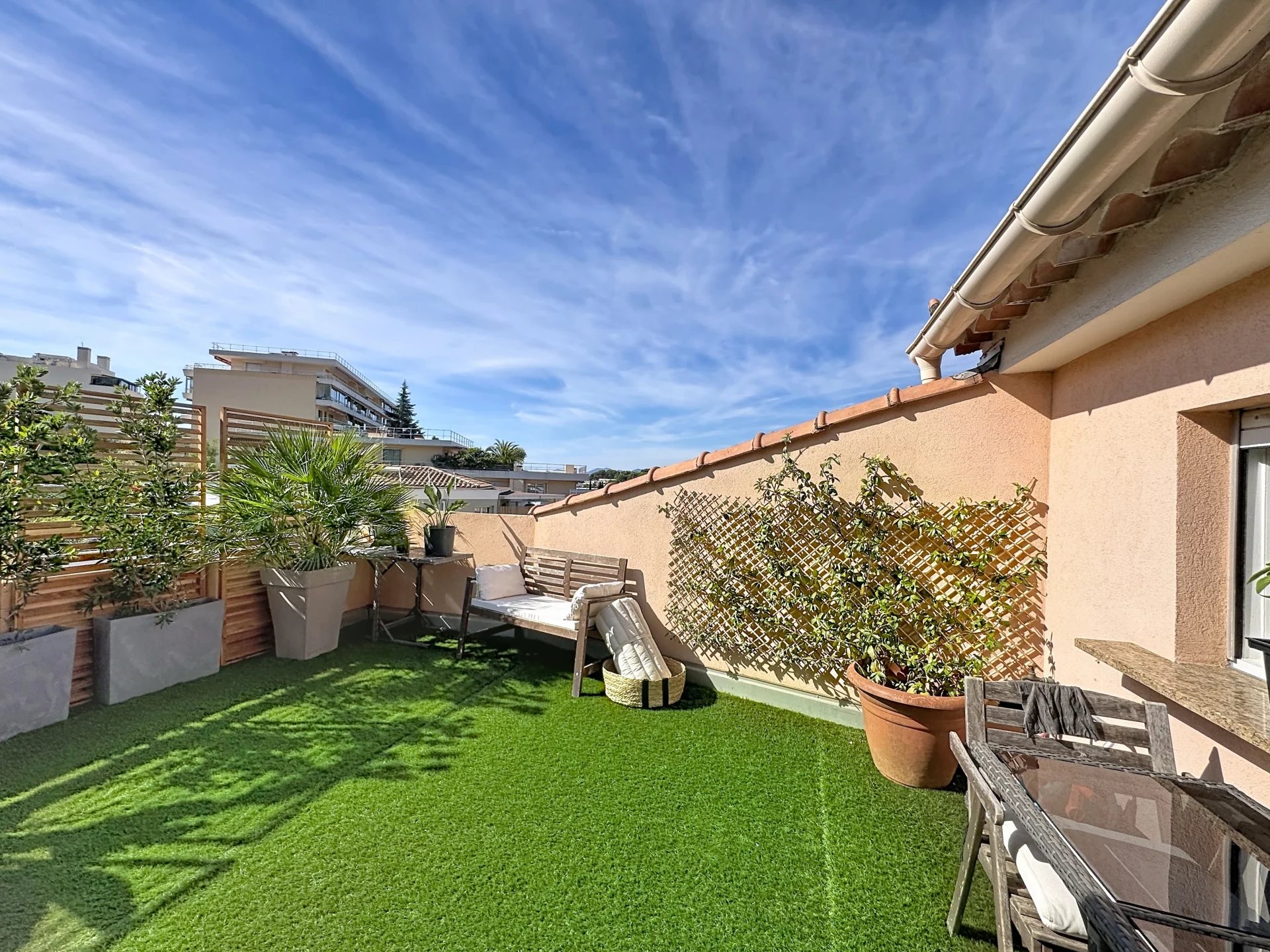 LE CANNET- APPARTEMENT FAÇON VILLA SUR LES TOITS – GARAGE & PISCINE