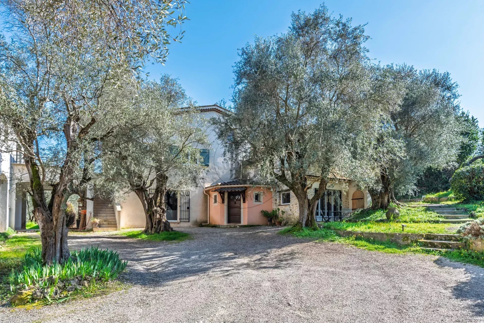 MOUGINS – PEYROUES – BELLE PROPRIÉTÉ À FORT POTENTIEL