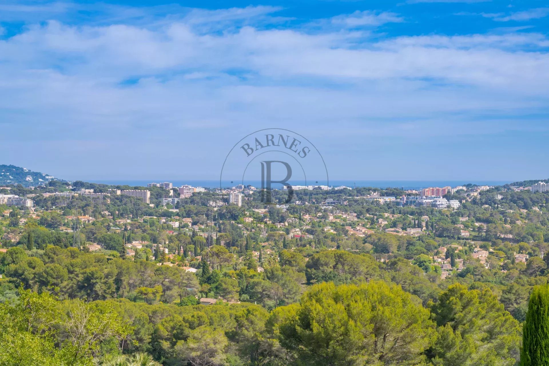 MOUGINS – VILLA EN PIERRE – VUE COLLINES ET MER