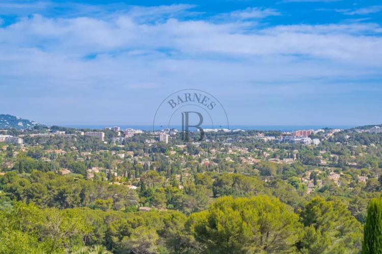 MOUGINS – VILLA EN PIERRE – VUE COLLINES ET MER