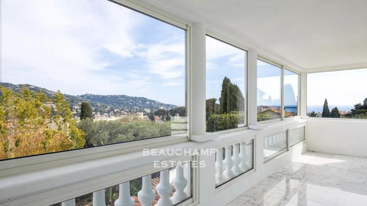 Villa contemporaine avec jardin et piscine au centre-ville
