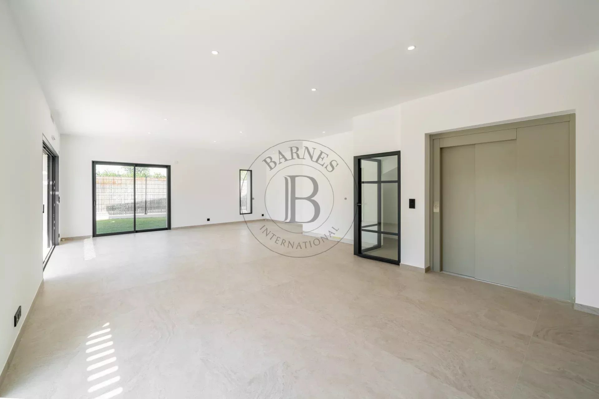 MOUGINS - VILLA NEUVE CONTEMPORAINE