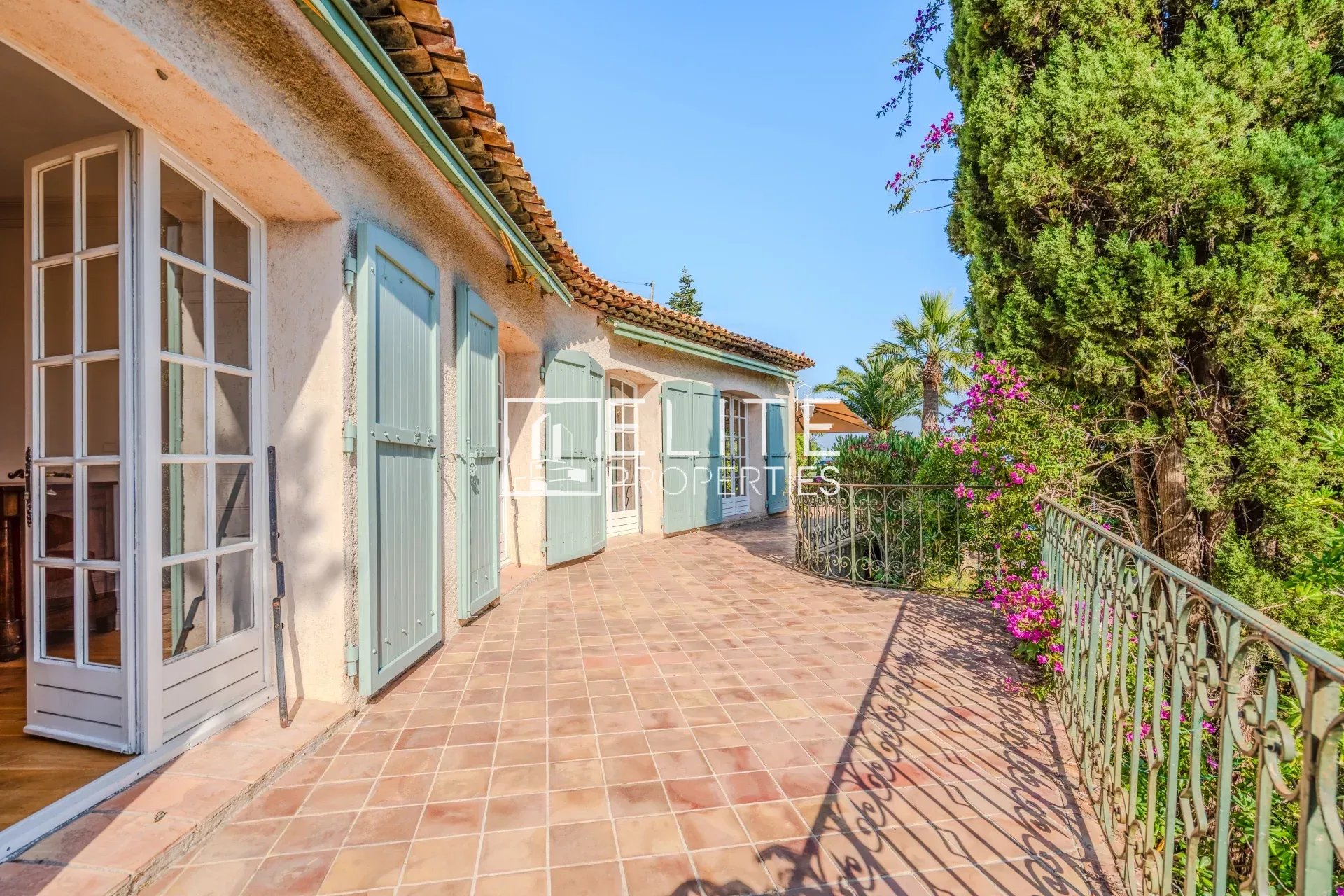Maison de charme avec vue mer panoramique. piscine et dépendance