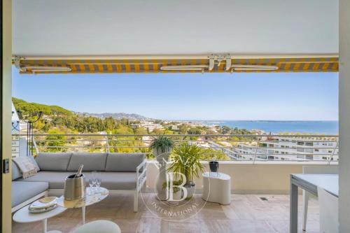 EXCLUSIVITÉ – CANNES BAS CROIX DES GARDES – VUE PANORAMIQUE MER – TERRASSE – 2 CHAMBRES