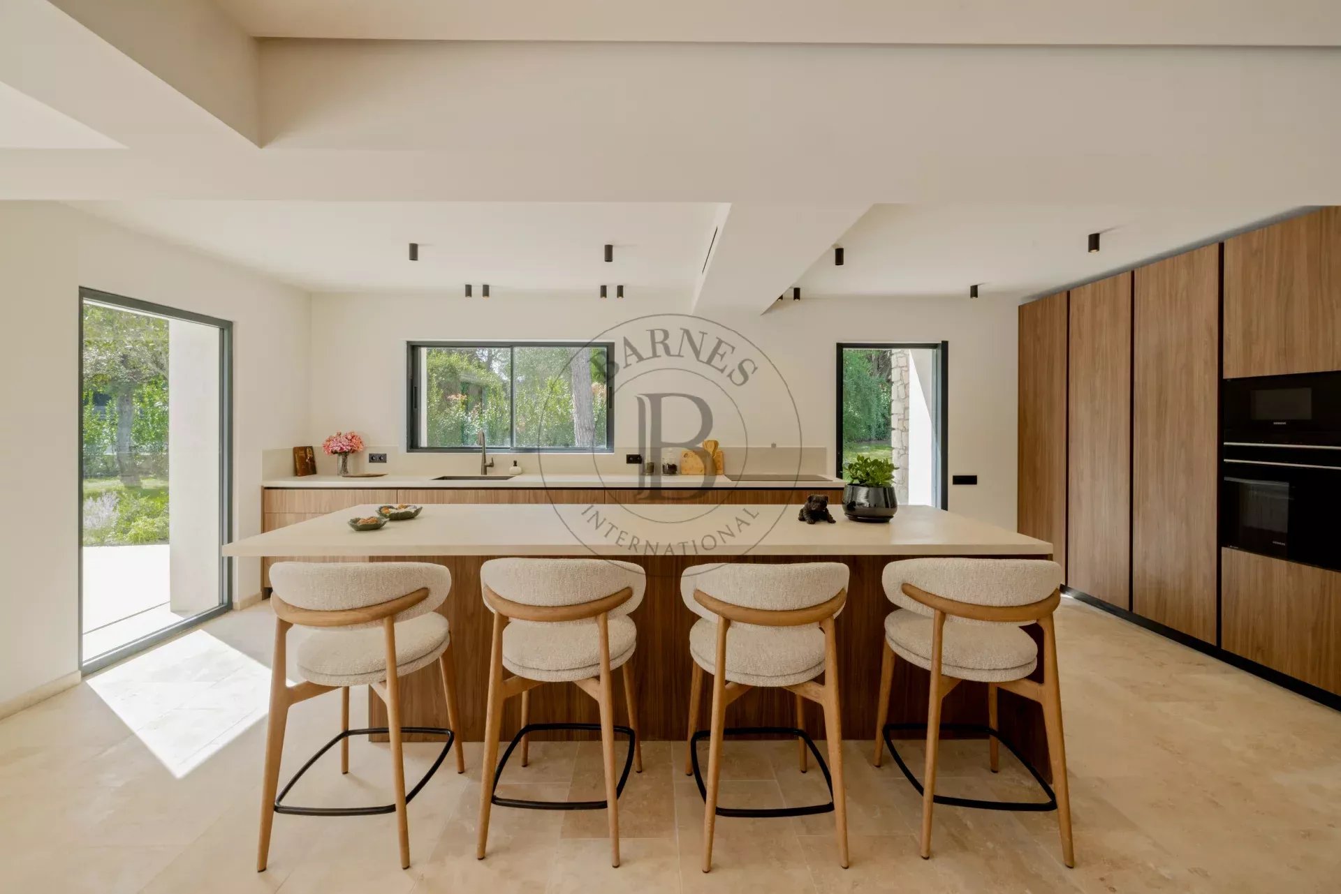 MOUGINS - VILLA PROVENCALE RENOVEE - QUARTIER PRISE