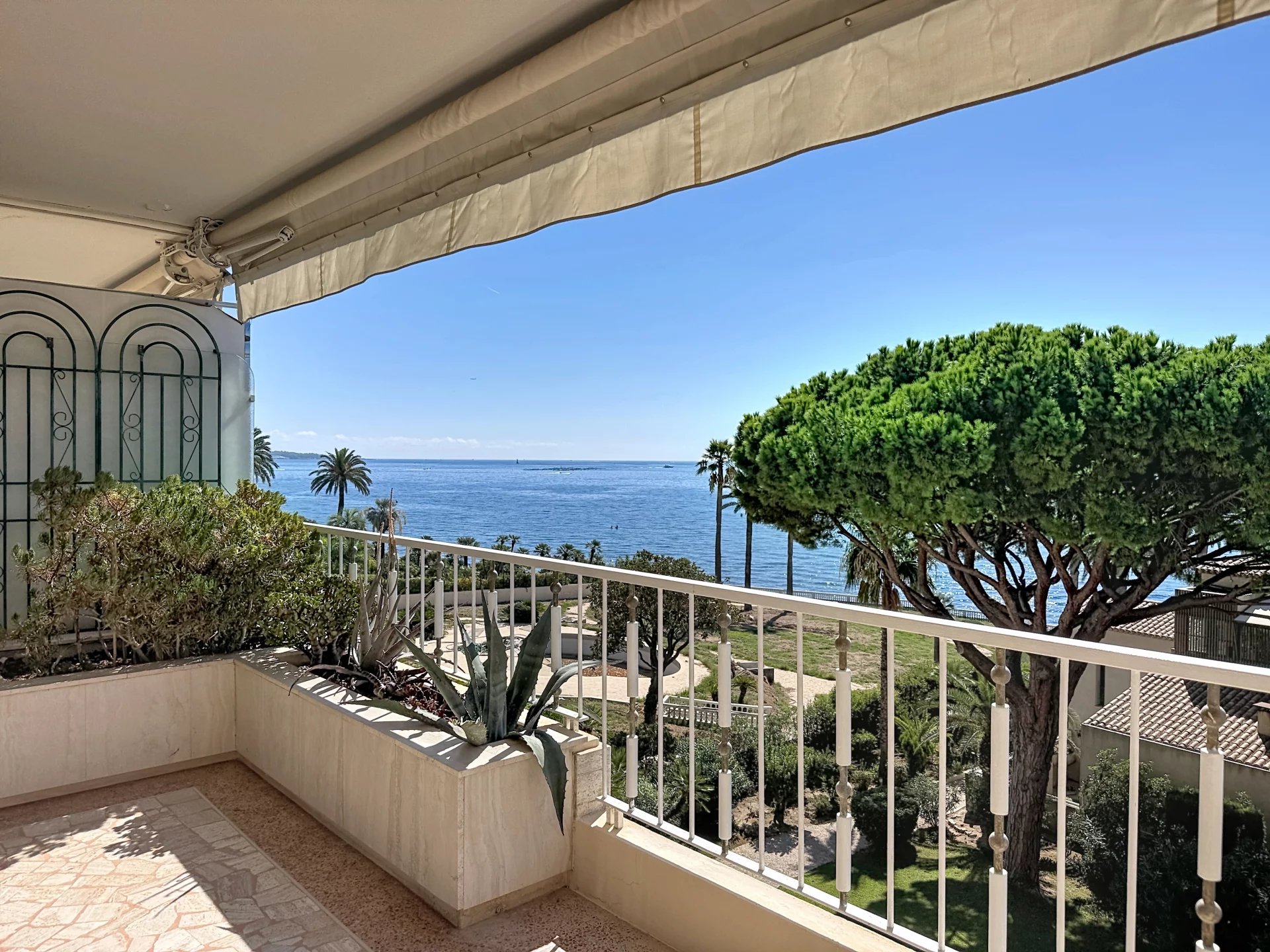 CANNES PALM BEACH – GRAND 2 PIÈCES FACE À LA MER – ACCÈS DIRECT PLAGE