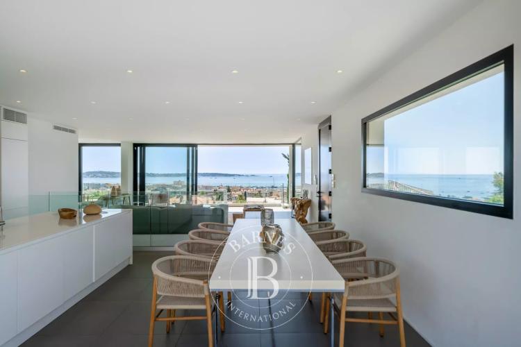 GOLFE-JUAN - VILLA CONTEMPORAINE - VUE MER PANORAMIQUE