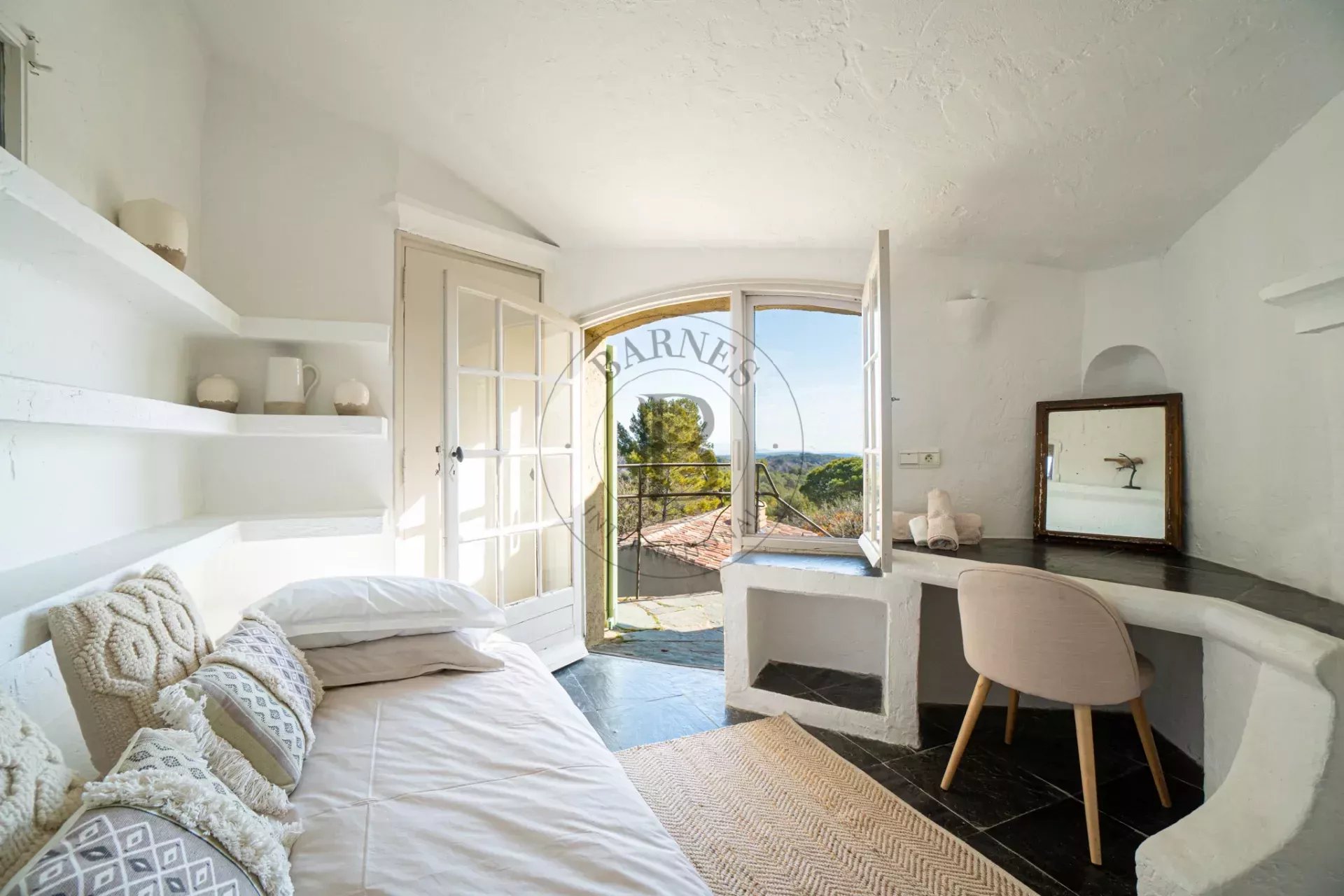 PROCHE MOUGINS - DOMAINE SÉCURISÉ - VUE MER PANORAMIQUE