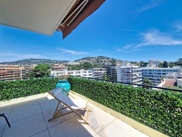 CANNES - ARRIERE CROISETTE - DERNIER ETAGE - GRANDE TERRASSE