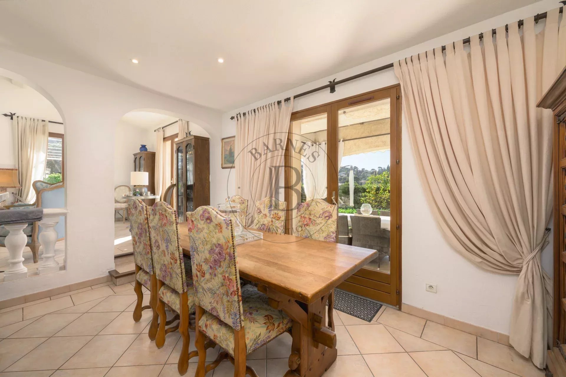 MOUGINS – QUARTIER RECHERCHÉ – À PIED DES COMMERCES