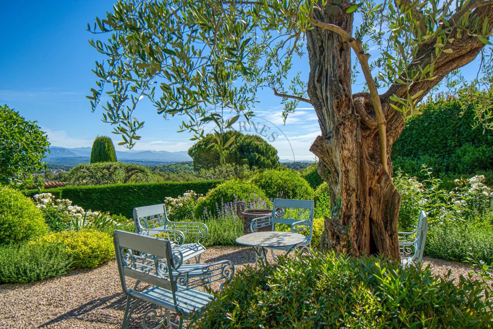 PROCHE MOUGINS –VILLA D’ARCHITECTE COUËLLE – DOMAINE DE CASTELLARAS LE VIEUX