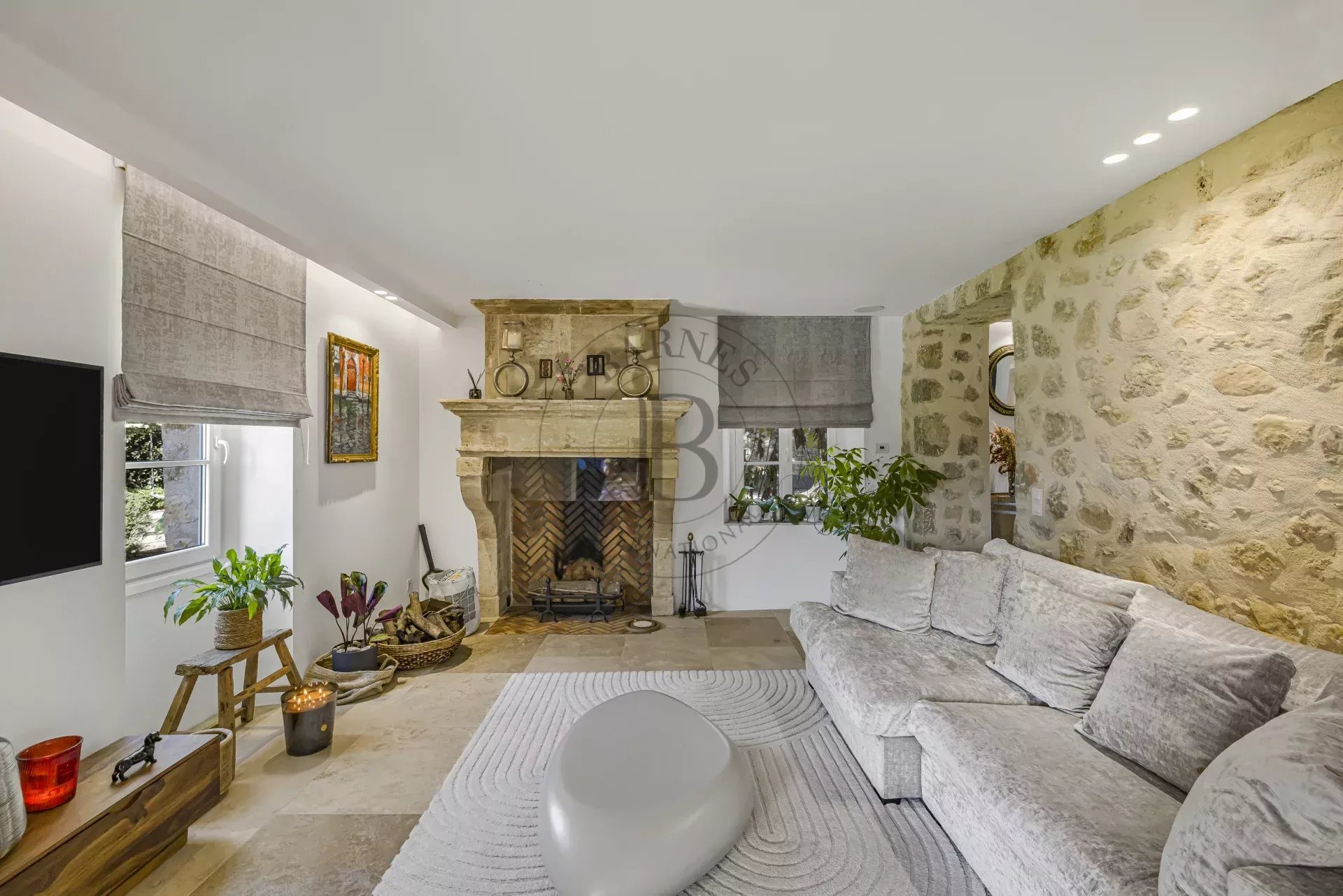 MOUGINS – PROPRIÉTÉ EN PIERRE RÉNOVÉE