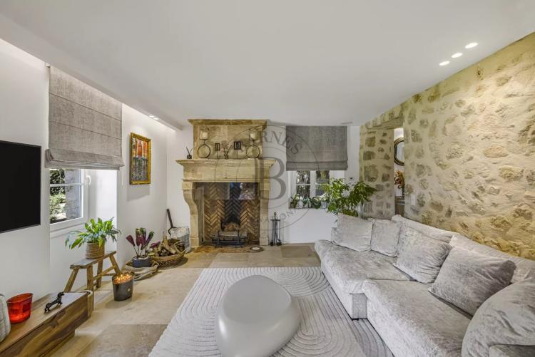 MOUGINS – PROPRIÉTÉ EN PIERRE RÉNOVÉE