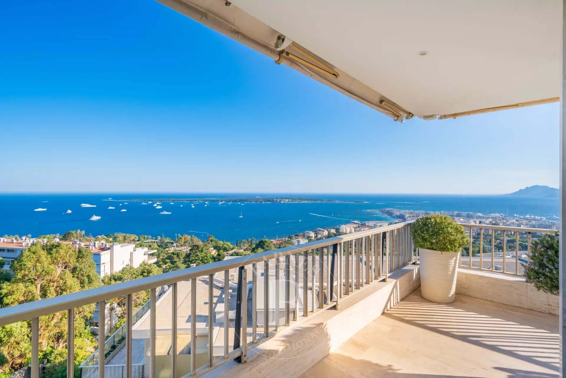 CANNES CALIFORNIE - VUE MER PANORAMIQUE - PISCINE - 4 PIECES